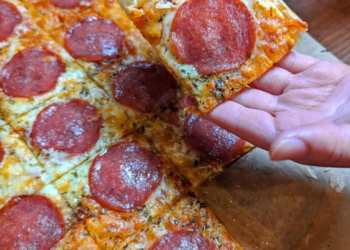 Du hast spontan Lust auf eine richtig leckere Pizza? Dann probiere unbedingt diese knusprige Blätterteig-Pizza mit herzhafter Salami.