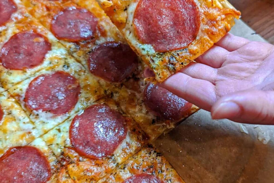 Du hast spontan Lust auf eine richtig leckere Pizza? Dann probiere unbedingt diese knusprige Blätterteig-Pizza mit herzhafter Salami.