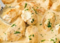 Hähnchenfillets in Knoblauch Parmesansoße: Ein köstliches Gericht, das alle Sinne verwöhnt!