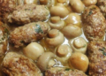 Köstliche Fleischbällchen mit saftigen Champignons – eine perfekte Kombination aus herzhaften Aromen: Probieren Sie dieses einfache Rezept noch heute aus!