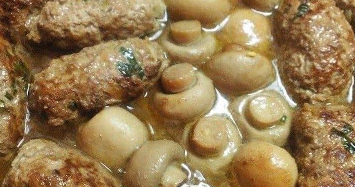 Köstliche Fleischbällchen mit saftigen Champignons – eine perfekte Kombination aus herzhaften Aromen: Probieren Sie dieses einfache Rezept noch heute aus!