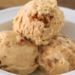Rezept für Lotus Biscoff Eiscreme: erfordert keine Eismaschine oder Rührmaschine und die Zubereitung dauert nur 5 Minuten