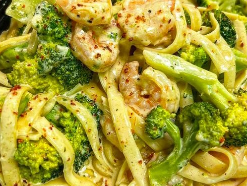 Tagliatelle mit Brokkoli und 250 g Garnelen in cremiger Sauce