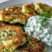 Zucchinipuffer mit Feta Knoblauch und Tzatziki in 15 Minuten
