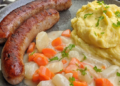 Bratwurst mit Kartoffelpüree und Gemüse