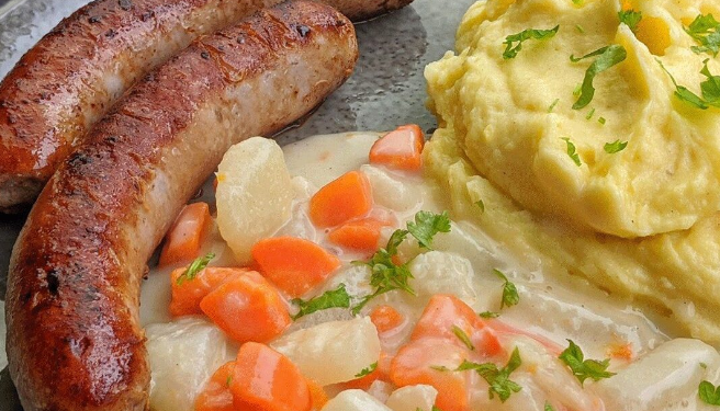 Bratwurst mit Kartoffelpüree und Gemüse