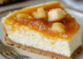 🎄 Weihnachtlicher Käsekuchen mit Bratapfel – Ein winterlicher Genuss! 🍎✨