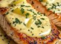 🐟 Gebratener Lachs mit cremiger Zitronen-Knoblauch-Sauce – Ein Genuss für alle Sinne! 🍋