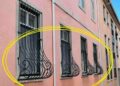 Warum haben manche Fenstergitter unten eine Rundung
