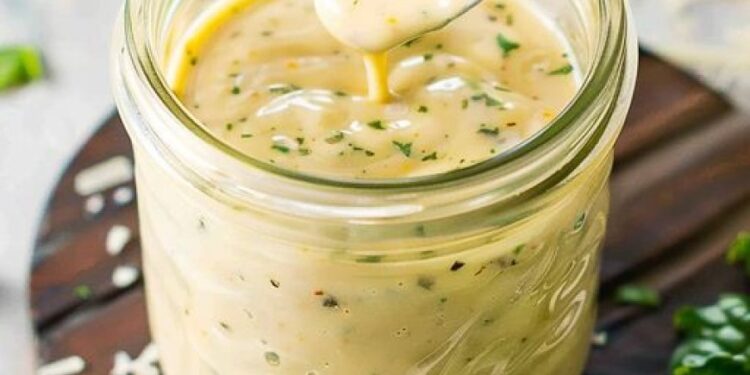 Himmlisches Salatdressing: Cremig, würzig und besser als im Restaurant