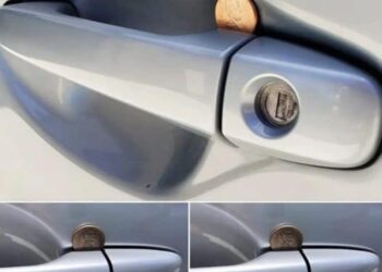 Am Morgen parkte ich mein Auto auf dem Parkplatz: Als ich zurückkam, bemerkte ich