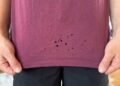 Kleine Löcher im T-Shirt: Warum sie immer an derselben Stelle entstehen