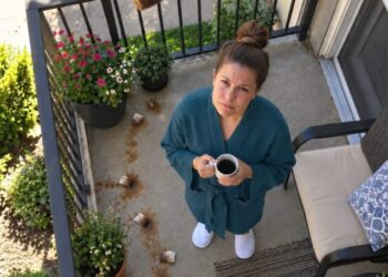 Ich bat meinen Nachbarn über mir drei verschiedene Male, damit aufzuhören, benutzte Teebeutel auf meinen Balkon zu werfen. Beim ersten Mal entschuldigte er sich. Beim zweiten Mal tat er so, als wäre es keine große Sache.