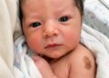 Nach zehn Jahren voller Fehlgeburten hatten wir endlich unser kleines Wunderbaby bekommen – doch als die Krankenschwester sie in die Arme meines Mannes legte, wurde er kreidebleich, starrte auf das Muttermal an ihrer Schulter und flüsterte: „Nein … das ist unmöglich …“