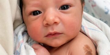 Nach zehn Jahren voller Fehlgeburten hatten wir endlich unser kleines Wunderbaby bekommen – doch als die Krankenschwester sie in die Arme meines Mannes legte, wurde er kreidebleich, starrte auf das Muttermal an ihrer Schulter und flüsterte: „Nein … das ist unmöglich …“