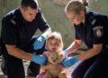 „Ich kann meine Beine nicht schließen …“ – flüsterte ein sechsjähriges Mädchen dem 911-Notruf zu und versuchte, nicht zu weinen. Was die Ärzte entdeckten, nachdem sie sie gerettet hatten, brachte jeden im Raum zum Weinen. 💔