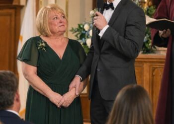 Meine Tochter bat mich, nicht zu ihrer Hochzeit zu kommen, weil ich sie „blamieren“ würde – was der Bräutigam am Altar tat, ließ 200 Gäste wie erstarrt zurück