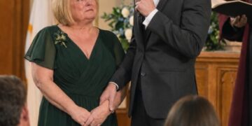 Meine Tochter bat mich, nicht zu ihrer Hochzeit zu kommen, weil ich sie „blamieren“ würde – was der Bräutigam am Altar tat, ließ 200 Gäste wie erstarrt zurück