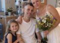 Ich heiratete einen todkranken alleinerziehenden Vater, nachdem er mich angefleht hatte, seine kleine Tochter nach seinem Tod großzuziehen – ein Jahr später überreichte sie mir eine Schachtel und sagte: „Papa hat mich gebeten, dir das heute zu geben.“