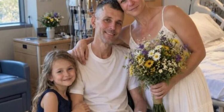 Ich heiratete einen todkranken alleinerziehenden Vater, nachdem er mich angefleht hatte, seine kleine Tochter nach seinem Tod großzuziehen – ein Jahr später überreichte sie mir eine Schachtel und sagte: „Papa hat mich gebeten, dir das heute zu geben.“